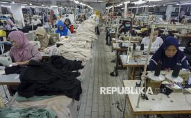 Pekerja menyelesaikan pembuatan pakaian di Perkampungan Industri Kecil (PIK) Penggilingan, Jakarta, Kamis (23/10/2025). 