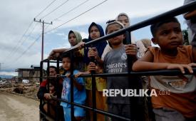 Sejumlah anak menaiki kendaraan keluar dari Desa Garoga yang rusak terdampak banjir bandang dan tanah longsor di Tapanuli Selatan, Sabtu (6/12/2025). Desa Garoga, Kecamatan Batang Toru, menjadi salah satu daerah paling parah terdampak bencana banjir dan longsor yang melanda Kabupaten Tapanuli Selatan, Sumatera Utara. Sebagian besar rumah warga di desa itu luluh lantak dan hanya menyisakan hamparan tanah lumpur setelah diterjang banjir bandang dan longsor.