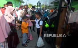 Orang tua wali mengantarkan santri   kembali menuju Pondok Pesantren Modern Gontor di Halaman Parkir Bandara Adisucipto, Yogyakarta, Rabu (11/5/2022). Sebanyak 200an santri dari Yogyakarta kembali menuju Pondok Pesantren Modern Gontor secara bersama-sama. Orang tua wali santri juga ikut mengantarkan para santri hingga bus berangkat.