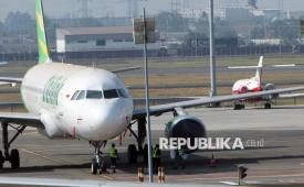 Petugas darat melakukan penutupan mesin pesawat yang terparkir dengan menggunakan bahan khusus di apron Terminal 1 C Bandara Soekarno Hatta, Tangerang, Banten, Ahad (6/9/2026). Penutupan mesin pesawat dilakukan untuk mencegah masuknya sebaran abu vulkanik dari Gunung Anak Krakatau yang mengguyur Bandara Soekarno Hatta. 