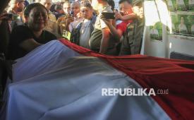 Salah satu kerabat menangis di depan peti berisi jenazah Wili Mbuik yang tiba di Bandara El Tari Kupang, Provinsi NTT, Jumat (11/9/2026). Wili Mbuik satu dari tiga  CPNS Dinas Pertanian di Kabupaten Jayawiya, yang menjadi korban penembakan oleh Kelompok Kriminal Bersenjata (KKB) Papua, di Distrik Muliama, Kabupaten Jayawijaya, Provinsi Papua Pegunungan pada Rabu (9/9/2026). 