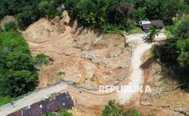 Foto udara suasana jalan longsor di Desa Simaninggir, Kabupaten Tapanuli Tengah, Sumatera Utara, Ahad (15/3/2026). Jalan lintas utama yang menghubungkan antara Tarutung-Sibolga tersebut belum bisa dilintasi untuk pemudik Lebaran 1447 Hijriah karena masih dalam proses perbaikan jalan.