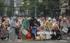 Sejumlah umat Islam bersiap menunaikan Sholat Idulfitri 1447 Hijriah di kawasan Jatinegara, Jakarta, Sabtu (21/3/2026). Sholat Idulfitri 1 Syawal 1447 H tersebut dilaksanakan sesuai dengan ketetapan pemerintah pada Sabtu, 21 Maret 2026. Warga Muslim setempat melaksanakan salat di jalanan samping Gereja Koinonia yang didirikan pada 1889 dan menjadi simbol toleransi yang ikonik.