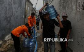 Petugas BPBD DKI Jakarta menyalurkan bantuan air bersih kepada warga di RW 03, Lenteng Agung, Jakarta Selatan, Jumat (18/9/2026). Bantuan diberikan setelah warga mengalami kesulitan mendapatkan air akibat kemarau berkepanjangan.