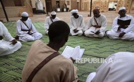 Pria Sudan membaca Alquran selama bulan suci Ramadhan di Masjid Sheikh greeb Allah di Oumdrman, Khartoum, Sudan, Sabtu, 2 April 2022.