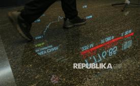 Pengunjung mengamati layar digital yang menampilkan data pergerakan  Indeks Harga Saham Gabungan (IHSG) di Bursa Efek Indonesia (BEI), Jakarta, Kamis 29/1/2026). IHSG pada sesi pertama kembali mengalami penghentian sementara perdagangan atau trading halt pada pukul 09.30 WIB namun mampu memangkas koreksi pada akhir sesi satu. IHSG tengah hari terperosok 492 poin atau ambles 5,91% ke level 7.828,47. Tekanan IHSG hari ini masih disebabkan Tekanan IHSG hari ini masih dibayangi oleh sentimen dari Morgan Stanley Capital International (MSCI) yang menyoroti kekhawatiran investor global terhadap transparansi struktur kepemilikan saham di Indonesia. Sebanyak 720 saham turun, 65 naik, dan 22 tidak bergerak. Nilai transaksi mencapai Rp 32,75 triliun, melibatkan 42,91 miliar saham dalam 2,55 juta kali transaksi.