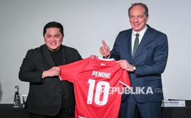 Menteri Pemuda dan Olahraga Erick Thohir (kiri) memberikan jersey kepada Duta Besar Prancis untuk Indonesia Fabien Penone (kanan) saat Konferensi Pers Kerja sama PSSI dan FFF di Institut Francais Indonesia, Jakarta, Rabu (15/4/2026). Persatuan Sepak Bola Seluruh Indonesia (PSSI) bekerja sama dengan Federasi Sepak Bola Prancis (FFF) untuk program pemberdayaan dan pelatihan generasi penerus sepak bola wanita di Indonesia, mulai dari pengembangan tingkat akar rumput hingga ke tingkat pusat pelatihan sepak bola elit nasional Prancis atau Clairefontaine. 