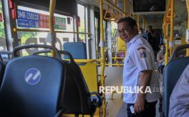 Gubernur DKI Jakarta Pramono Anung Wibowo berada di dalam bus Transjakarta.