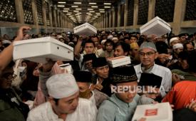 Suasana sahur saat Ramadhan di Masjid Istiqlal Jakarta.