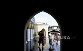 Sejumlah pemudik beristirahat di halaman Masjid Babussalam, Kersamanah, Kabupaten Garut, Jawa Barat.