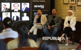 Chief Economist BSI Banjaran Surya Indrastomo, EVP Corporate Business 1 BSI Indra Kampono, SVP Wealth Management BSI Asri Natanegeri (dari kiri) saat Press Conference BSI GIFS 2025 di Jakarta, Rabu (23/4/2025). Bank Syariah Indonesia Tbk (BSI) mendorong transformasi dan inovasi keuangan syariah sebagai katalis utama pertumbuhan ekonomi nasional. Gagasan tersebut akan disampaikan pada BSI Global Islamic Finance Summit 2025 pada 29 April mendatang.