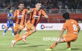 Pesepak bola Borneo FC Samarinda Mariano Ezequiel Peralta (tengah).