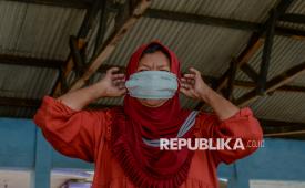 Warga mengenakan masker di Tempat Pelelangan Ikan Pasauran, Kabupaten Serang, Banten, Ahad (6/9/2026).