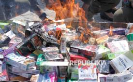 Petugas memusnahkan barang bukti rokok ilegal dengan cara dibakar di Sentra Industri Hasil Tembakau (SIHT) Desa Candipari, Porong, Sidoarjo, Jawa Timur, Rabu (24/6/2026). Kantor Pengawasan dan Pelayanan Bea dan Cukai (KPPBC) Tipe Madya Pabean Sidoarjo bersama Satpol PP memusnahkan barang bukti rokok ilegal hasil penindakan di wilayah Sidoarjo, Surabaya, Kabupaten dan Kota Mojokerto, sebanyak 9.096.760 batang dan senilai Rp13.05 miliar dengan potensi kerugian negara sebesar Rp8.8 miliar. 