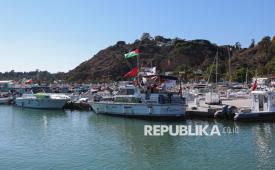Kapal Keiser yang akan dinaiki aktivis kemanusiaan dari Indonesia Wanda Hamidah bersama aktivis Global Sumud Flotilla lainnya bersandar di Pelabuhan Sidi Bou Said di Tunisia, Selasa (16/9/2025). Sebanyak 13 kapal GSF telah berlayar meninggalkan pelabuhan di Tunisia menuju perairan laut internasional Mediterania untuk menembus blokade Gaza. Wanda Hamidah menjadi satu-satunya perwakilan Indonesia yang tergabung dalam Indonesia Global Peace Convoy (IGPC) untuk mengikuti pelayaran akbar membuka koridor kemanusiaan ke Gaza bersama ratusan aktivis dan relawan dari puluhan negara. Wanda Hamidah menaiki kapal Keiser bersama 11 relawan dan aktivis dari Turki dan Tunisia dan beberapa negara lainnya. Kapal Keiser menjadi kapal terakhir yang berlayar dari Pelabuhan Sidi Bou Said, Tunisia pada Selasa (16/9). Diperkirakan pelayaran mengarungi Laut Mediterania itu memasuki perairan Gaza selama 10 sampai 12 hari.