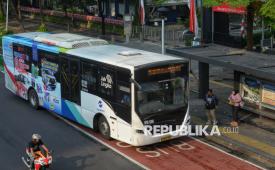 Penumpang menunggu Bus Transjakarta, Ahad (31/8/2025). PT Transjakarta memberlakukan tarif Rp 1,- untuk layanan Transjakarta selama sepekan kedepan. Kebijakan ini akan dimulai Minggu 31 Agustus 2025 pukul 00.00 wib hingga Sabtu 7 September 2025 pukul 23.59 wib. Tarif Rp 1 ini sebagai kompensasi atas dampak dari penutupan beberapa halte Transjakarta, sembari melakukan pembenahan sejumlah halte yang rusak pasca terdampak kericuhan.