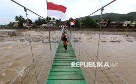 Pelajar melintas di atas jembatan gantung yang baru selesai pembangunannya di Meureudu, Pidie Jaya, Aceh, Jumat (9/1/2026). Jembatan gantung yang dibangun Kementerian Pertahanan, TNI dan Vertical Rescue Indonesia telah menghubungkan kembali desa di Kecamatan Meureudu dan desa di kecamatan Meurah Dua sehingga mempermudah akses transportasi, pendidikan serta perekonomian masyarakat pascabencana banjir bandang. 