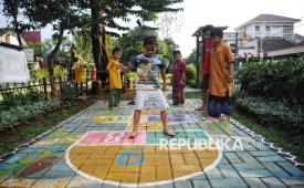 Sejumlah anak bermain permainan tradisional di Taman Robusta, Pondok Kopi, Jakarta Timur, Jumat (7/2/2025). Taman Robusta menyediakan ruang bermain ramah anak dengan fasilitas permainan tradisional seperti ular tangga dan tapak gunung guna mengurangi dampak negatif penggunaan gadget pada anak-anak.