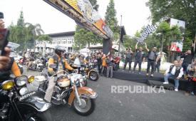 Gubernur Jawa Barat (Jabar) Ridwan Kamil melepas komunitas motor gede (moge) Harley-Davidson untuk kegiatan 