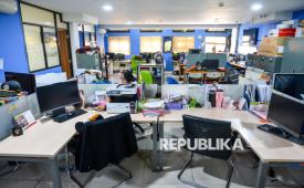 Pegawai P3K bekerja di lingkungan Balai Kota Bandung, Jawa Barat, Jumat (10/4/2026). Pemerintah Kota Bandung resmi menetapkan kebijakan Work From Home (WFH) bagi Aparatur Sipil Negara (ASN) setiap Jumat sebagai upaya hemat energi sekaligus mendorong budaya kerja baru. 