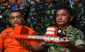 Panglima Kodam XIV Hasanuddin Mayjen TNI Bangun Nawoko (kanan) disaksikan Kepala Seksi Operasi Basarnas Makassar Andi Sultan (kiri) memperlihatkan alat perekaman penerbangan atau kotak hitam pesawat ATR 42-500 di posko aju Tompo Bulu, Kabupaten Pangkajene dan Kepulauan, Sulawesi Selatan, Rabu (21/1/2026). Tim SAR gabungan berhasil menemukan dua kotak hitam atau perekam penerbangan pesawat ATR 42-500 yang hilang kontak pada Sabtu (17/1) yakni Flight Data Recorder (FDR) dan Cockpit Voice Recorder (CVR). 