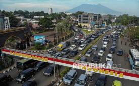 Antrean kendaraan saat pemberlakuan sistem satu arah di Gadog, Ciawi, Kabupaten Bogor, Jawa Barat, Jumat (3/4/2026). Satlantas Polres Bogor menyatakan dari pukul 00.00 WIB hingga 08.30 WIB sebanyak 18.000 kendaraan memasuki kawasan Wisata Puncak pada libur Jumat Agung, dan polisi memberlakukan sistem satu arah (one way) untuk mengurai kepadatan kendaraan. 