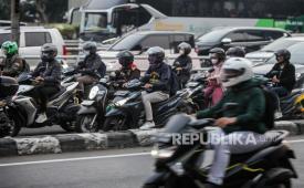 Pengendara motor melintasi Jalan Gatot Subroto di Jakarta, Selasa (21/5/2024). Kualitas Udara Jakarta Senin Pagi Terburuk Kedua Dunia, Warga Diimbau Bermasker