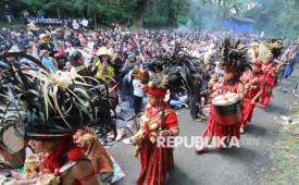 Ribuan masyarakat adat dari berbagai etnis, budaya, agama dan kepercayaan dari sejumlah daerah di Indonesia berkumpul dalam acara adat tahunan Ngertakeun Bumi Lamba di kawasan Gunung Tangkuban Parahu, Lembang, Kabupaten Bandung Barat, Ahad (22/6/2025). Dalam acara yang bertajuk Ngasuh Ratu Ngayak Menak, Ngaraksa Mandala Makuan Nagara ini peserta melakukan doa bersama untuk kedamaian dan keselamatan bangsa.