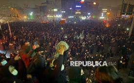 Para pengunjuk rasa berdemonstrasi di Teheran, Iran, Sabtu (10/1/2026).