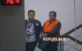 Rektor Universitas Jenderal Soedirman (Unsoed) Ahmad Sodiq dengan mengenakan rompi tahanan berjalan menuju mobil tahanan usai menjalani pemeriksaan di Gedung Merah Putih KPK, Jakarta, Sabtu (22/8/2026) dini hari. KPK resmi menahan dan menetapkan Ahmad Sodiq sebagai tersangka  pasca operasi tangkap tangan (OTT) dalam kasus dugaan tindak pidana korupsi berupa pemerasan dan penerimaan lainnya/gratifikasi oleh penyelenggara negara dalam proses penerimaan mahasiswa baru di lingkungan Universitas Jenderal Soedirman (Unsoed), Purwokerto, Jawa Tengah.