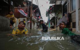 Anak-anak bermain saat banjir rob menggenangi permukimannya di kawasan Muara Angke, Jakarta Utara, Kamis (6/11/2025). Badan Penanggulanan Bencana Daerah (BPBD) DKI Jakarta memprediksi sepuluh wilayah di pesisir Jakarta Utara berpotensi banjir rob hingga 12 November mendatang. wilayah DKI Jakarta yang terdampak yakni, Kamal Muara, Kapuk Muara, Pluit, Ancol, Marunda, Cilincing, Priok, Kalibaru, Muara Angke dan Penjaringan. Potensi banjir rob di Jakarta Utara tersebut disebabkan oleh adanya fenomena fase perigee dan bulan purnama yang dapat menyebabkan air laut pasang. BPBD DKI Jakrta mengungkapkan ketinggian air laut periode 3-12 November 2025 diperkirakan sekitar 0,35 hingga 0,95 meter, sementara untuk ketinggian air maksimum diprediksi akan terjadi pada 7 November besok. Pemerintah Provinsi DKI Jakarta memgimbau masyarakat untuk tetap waspada terhadap ancaman potensi banjir rob di wilayah Jakarta Utara.