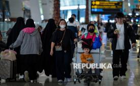 Calon penumpang berjalan menuju ruang tunggu keberangkatan di Terminal 3 Bandara Soekarno-Hatta, Kota Tangerang, Banten, Sabtu (20/12/2025). 