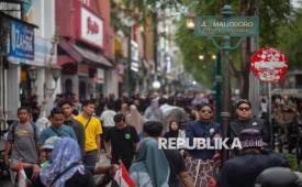 Pengunjung berwisata di Malioboro, Yogyakarta, Selasa (23/12/2025). Dinas Perhubungan Kota Yogyakarta memprediksi sebanyak 7 juta wisatawan akan memasuki Kota Yogyakarta pada periode libur Natal 2025 dan Tahun Baru 2026. 