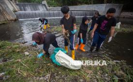 Sejumlah pelajar memunguti sampah di aliran Sungai Gajahwong, kawasan Muja Muju, Umbulharjo, Yogyakarta, Jumat (23/10/2026). Bersama relawan, mereka turun langsung ke sungai untuk memperingati Hari Bersih-bersih Sedunia atau World Cleanup Day 2026 sekaligus mengajak masyarakat lebih peduli terhadap kebersihan lingkungan.