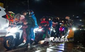 Pengendara sepeda motor melintasi jalur saat pemberlakuan sistem satu arah (one way) sepenggal di jalur mudik Nagreg, Kabupaten Bandung, Jawa Barat, Kamis (19/3/2026) malam. Satlantas Polresta Bandung pada H-2 Lebaran Idul Fitri 2026 telah melakukan sebanyak empat kali sistem satu arah sepenggal di jalur Nagreg menuju jalur Limbangan, Garut dan Tasikmalaya guna mengurai kemacetan volume kendaraan yang mencapai 129.328 hingga pukul 20.00 WIB. 