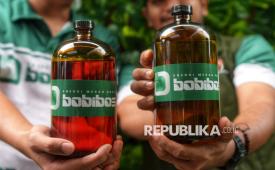 Tim pendukung Bobibos menunjukan bahan bakar Bobibos Energi Merah Putih seusai konferensi pers terkait Bobibos Energi Merah Putih di Bumi Sultan Jonggol, Bogor, Jawa Barat, Selasa (11/11/2025).