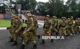 Sejumlah peserta program Sarjana Penggerak Pembangunan Indonesia (SPPI) berlatih Peraturan Baris Berbaris (PBB) saat mengikuti Pelatihan Dasar Kemiliteran (Latsarmil) calon manajer Koperasi Desa Merah Putih (KDMP) di Brigif 1 Marinir Cilandak, Jakarta, Kamis (25/6/2026).