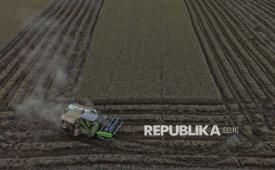 Foto udara mesin combine harvester memanen padi yang terdampak banjir di areal persawahan Amohalo, Kota Kendari, Sulawesi Tenggara, Sabtu (16/5/2026). Pemkot Kendari mencatat sebanyak 151 hektare dari 320 hektare sawah di wilayah itu terendam banjir pada Sabtu (9/5) lalu yang menyebabkan 73 hektare diantaranya mengalami gagal panen sedang sisanya masih dapat dipanen guna mendorong percepatan pemulihan pada musim tanam berikutnya. 