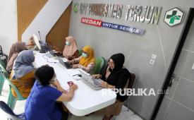Petugas melayani warga yang mendaftar layanan kesehatan di UPT Pukesmas Terjun, Medan, Sumatera Utara, Selasa (30/9/2025). Pemprov Sumatera Utara berhasil memenuhi standar Universal Health Coverage (UHC) sehingga mulai 1 Oktober 2025 seluruh warganya cukup menunjukkan KTP untuk mendapat pelayanan kesehatan gratis di pukesmas maupun rumah sakit yang telah menjalin kerja sama dengan BPJS Kesehatan. 