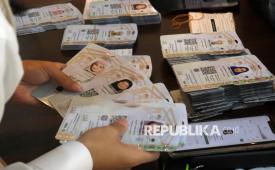 Petugas syarikah menyiapkan kartu Nusuk yang akan dibagikan kepada jamaah calon haji Indonesia Kloter 32 UPG di Hotel Al Sadoon 1, Makkah, Arab Saudi, Sabtu (24/5/2025). Direktur Jenderal Penyelenggaraan Haji dan Umrah Kementerian Agama Hilman Latief menyatakan progres penerbitan Nusuk mengalami lonjakan signifikan dan hingga Sabtu (23/5) telah mencapai lebih dari 90 persen. 