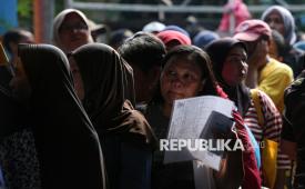 Warga mengantre saat akan menerima bantuan pangan saat penyaluran di kawasan Menteng Tenggulun, Jakarta, Rabu (10/6/2026).
