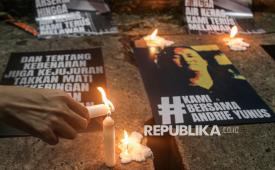 Sejumlah aktivis mengikuti aksi solidaritas doa bersama untuk Andrie Yunus di depan Kantor Komnas HAM, Jakarta Pusat, Selasa (17/3/2026) malam WIB.