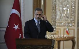 Menteri Luar Negeri Turki Hakan Fidan menyesuaikan earphone-nya saat konferensi pers bersama dengan timpalannya dari Iran Hossein Amirabdollahian, di Teheran, Iran, Ahad, (3/9/2023).