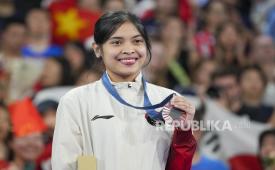 Pebulu tangkis tunggal putri Indonesia Gregoria Mariska Tunjung memperlihatkan medali perunggu saat penganugerahan medali bulu tangkis tunggal Putri Olimpiade Paris 2024 di Porte De La Chapella Arena, Paris, Prancis, Senin (5/8/2024). Gregoria menyabet medali perungggu sedangkan medali emas diraih An Se-young dari Korsel dan medali perak diraih He Bingjiao dari China.