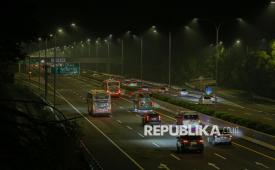 kendaraan pemudik melintas di Tol Cikopo-Palimanan (Cipali) KM 98 di Subang, Jawa Barat, Selasa (17/3/2026). Korlantas Polri bersama Jasamarga memberlakukan rekaya lalu lintas sistem satu arah atau one way dari KM 70 hingga KM 263 dari pukul 15.00 WIB untuk mengurai kemacetan lalu lintas kendaraan pada H-4 Lebaran 2026.