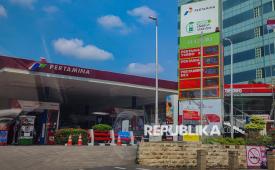 Daftar harga BBM jenis pertamax turbo hingga pertamina dex ditampilkan di salah satu SPBU di Jakarta, Sabtu (18/4/2026). PT Pertamina (Persero) menaikkan harga sejumlah produk bahan bakar Minyak (BBM) nonsubsidi. Kenaikan harga ini berlaku mulai hari ini, Sabtu (18/4). Kenaikan tersebut meliputi Pertamax Dex kini dibanderol Rp19.400 atau naik Rp6.300 per liter dari sebelumnya Rp13.100. Kemudian Dexlite kini dijual Rp 23.600 per liter, melonjak Rp 9.400 per liter dari sebelumnya Rp 14.200 per liter. Begitu pula dengan Pertamina Dex yang kini harganya sebesar Rp 23.900 per liter, naik Rp 9.400 per liter dari sebelumnya Rp 14.500 per liter.
