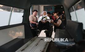 Petugas membantu jamaah calon haji kloter 1 Jakarta lansia setibanya di Asrama Haji Pondok Gede, Jakarta, Kamis (1/5/2025). Sebanyak 393 jamaah calon haji kloter 1 mulai masuk ke Asrama Haji Pondok Gede Jakarta sebelum bertolak ke tanah suci untuk menjalani rangkaian ibadah haji.