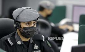 Seorang polisi Saudi menerima telepon di Pusat Operasi Keamanan Nasional, beberapa hari sebelum ibadah haji tahunan, di kota suci Muslim Mekah, Jumat, 16 Juli 2021