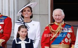 (Kiri-Kanan) Putri Charlotte, Catherine Putri Wales, dan Raja Charles III menyaksikan flypast di balkon Istana Buckingham setelah parade tahunan Trooping the Color di London, Inggris, 15 Juni 2024. Parade ulang tahun Raja, yang secara tradisional dikenal sebagai Trooping the Color , adalah parade militer seremonial untuk merayakan ulang tahun resmi kedaulatan Inggris. Catherine Princess of Wales dari Inggris membuat penampilan publik pertamanya sejak dia mengungkapkan bahwa dia didiagnosis menderita kanker pada Maret 2024.