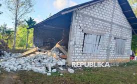 Tembok salah satu rumah mengalami kerusakan akibat terdampak gempa bumi di Desa Wala Dimu Kecamatan Kodi Bangedo, Kabupaten Sumba Barat Daya, NTT, Ahad (4/10/2026). Berdasarkan data sementara dari BNPB, gempa bumi berkekuatan 6,1 magnitudo dengan titik gempa 14 kilometer barat daya Kodi, Sumba Barat Daya dengan kedalaman 10 kilometer itu merusak puluhan rumah serta fasilitas umum di Sumba Barat Daya dan Sumba Barat. 
